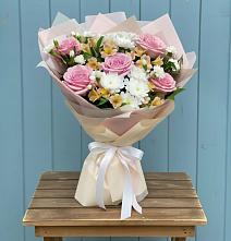 Букет цветов из:  Гвоздики, Орхидеи и Розы в Шире