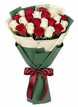 Букет Микс из красных и белых роз в Шире