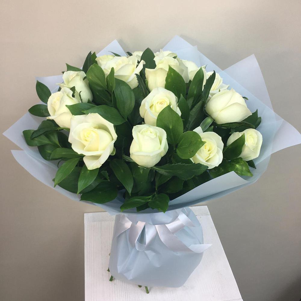Букет 15 Белых роз Проуд в Шире
