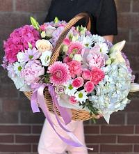 Цветочная композиция из Розы, Хризантемы, Пионы и Лизиантусы в корзине в Шире