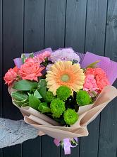 Букет цветов из:  Гвоздики, Розы, Герберы и Хризантемы #REPLACE_PRED# Шире