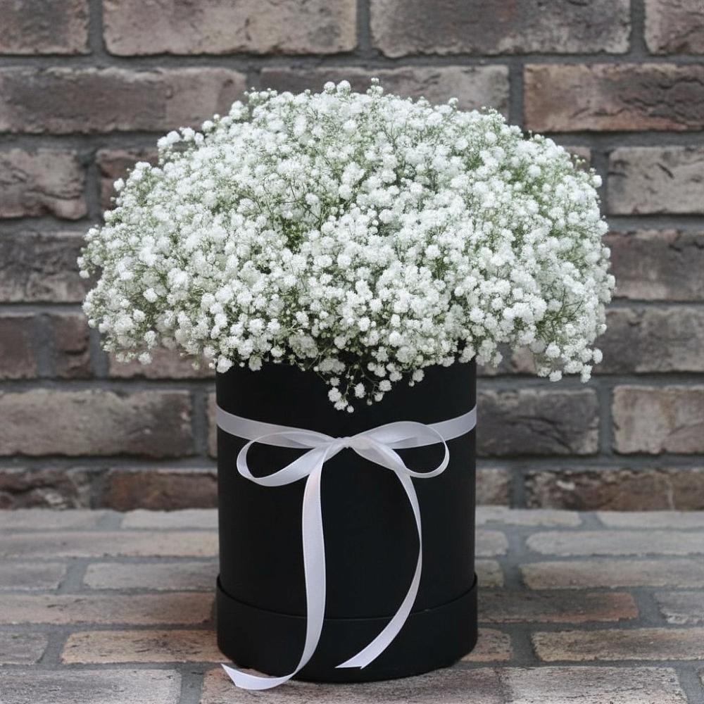 Цветочная композиция из Гипсофила в шляпной коробке в Шире