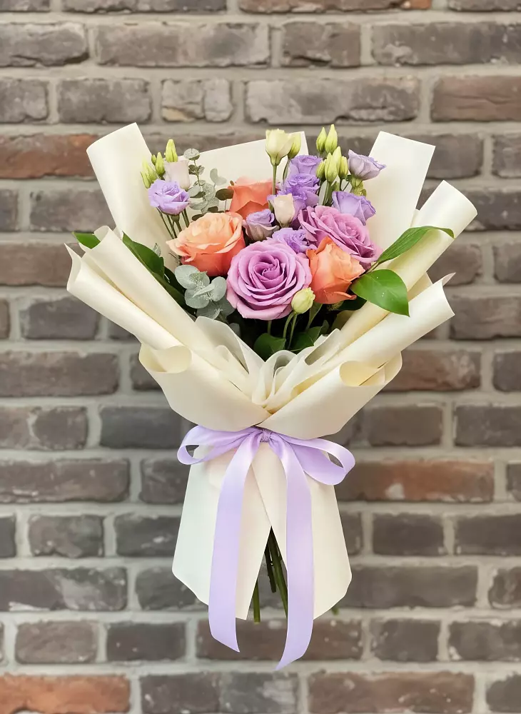 Букет цветов из: Лизиантусы и Розы в Шире