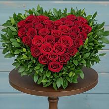 Цветочная композиция из Розы в виде сердца в Шире