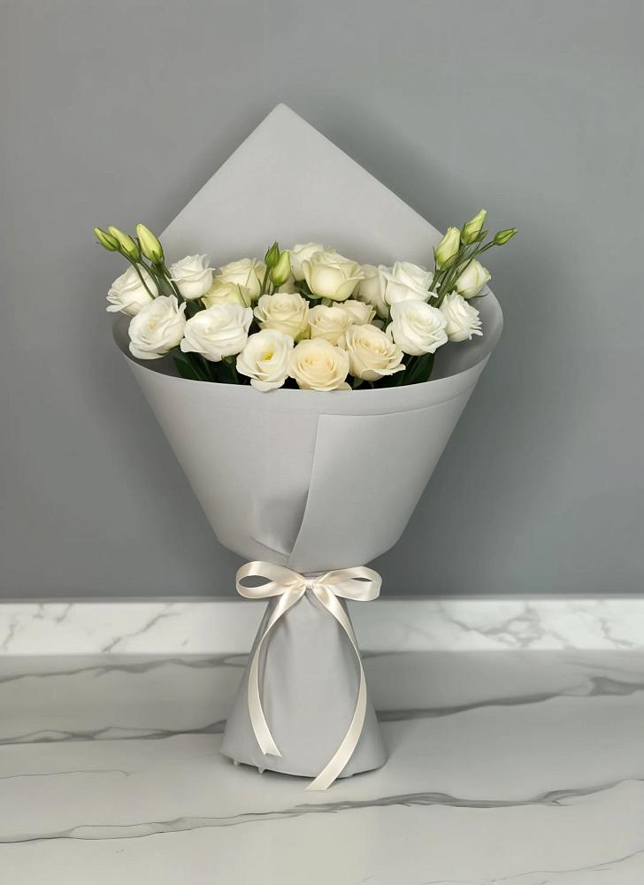 Букет цветов из: Розы и Лизиантусы в Шире