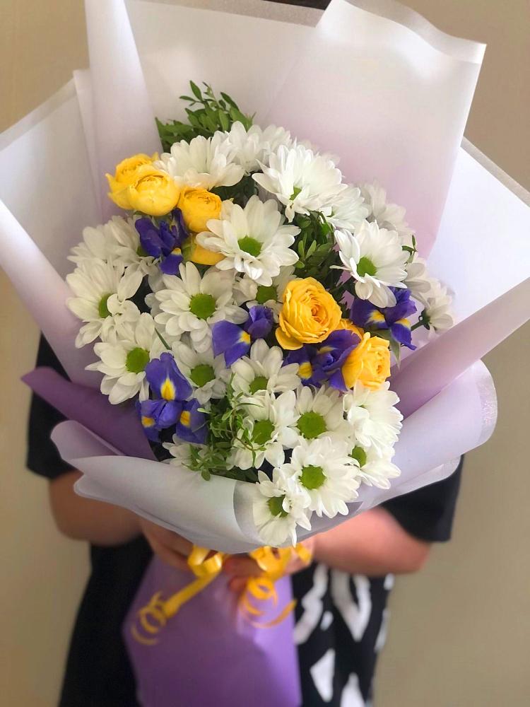 Букет цветов из: Ирисы, Хризантемы и Розы в Шире
