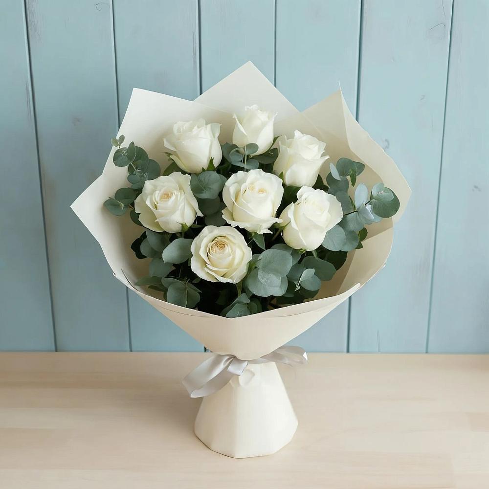 Букет Белые розы в Эвкалипте в Шире