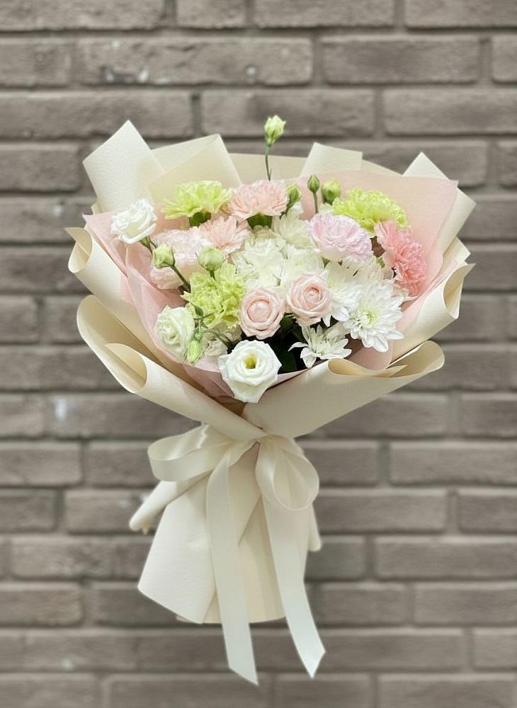 Букет цветов из: Гвоздики, Розы, Лизиантусы и Хризантемы в Шире