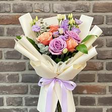 Букет цветов из:  Лизиантусы и Розы в Шире