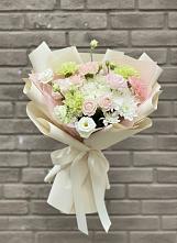 Букет цветов из:  Гвоздики, Розы, Лизиантусы и Хризантемы #REPLACE_PRED# Шире