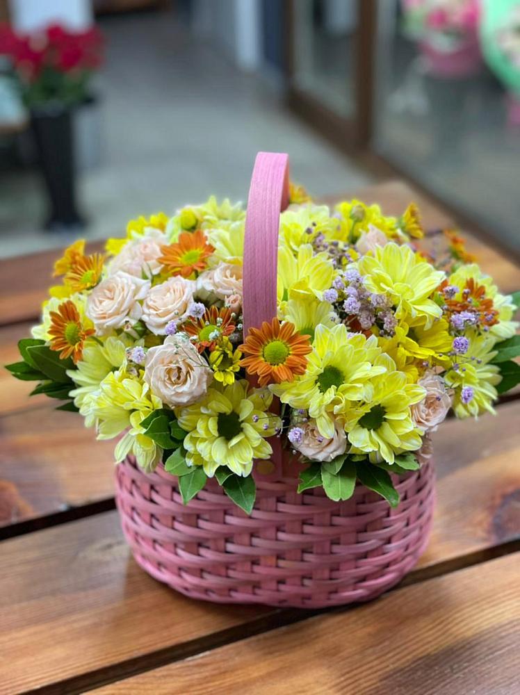 Цветочная композиция из Хризантемы и Розы в корзине в Шире