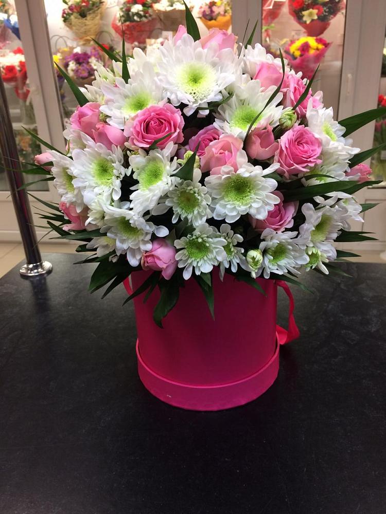 Цветочная композиция из Розы и Хризантемы в шляпной коробке в Шире