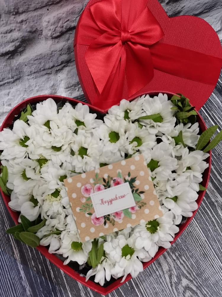 Цветочная композиция из Хризантемы в виде сердца в Шире