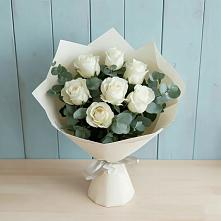 Букет Белые розы в Эвкалипте в Шире