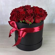 Цветочная композиция из Розы в шляпной коробке в Шире