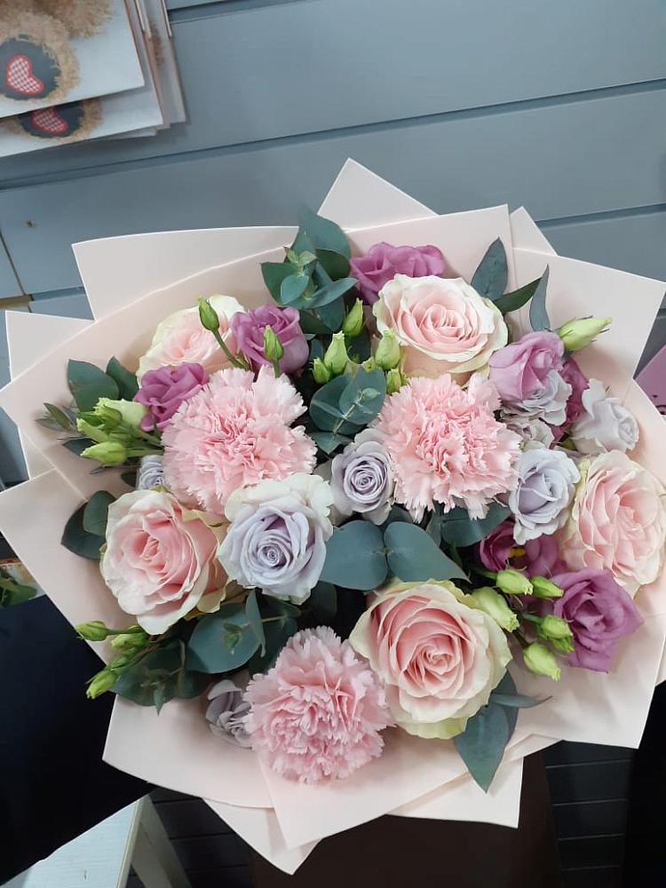 Букет цветов из: Розы, Гвоздики и Лизиантусы в Шире