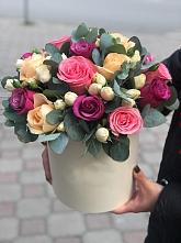 Цветочная композиция из Розы в шляпной коробке в Шире